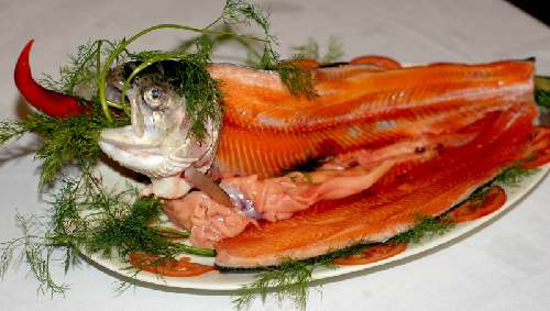 Cá hồi có thể chế biến thành nhiều món như lẩu, gỏi, nướng... Ảnh: amthuc365